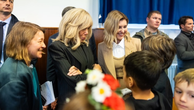 Перші леді України і Франції відвідали школу в Парижі, де навчаються українські діти
