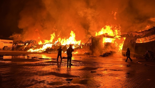 Масштабна пожежа у Вінниці - горить склад ламінату