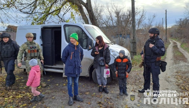 Поліція вивезла ще 16 дітей з небезпечних районів Харківщини