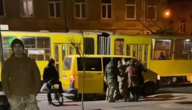 У Львові військові силоміць затягнули чоловіка в мікроавтобус: у ТЦК відреагували