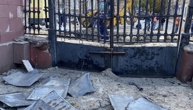 In Odesa, blast wave of Russian attack damages box containing monument to Catherine II