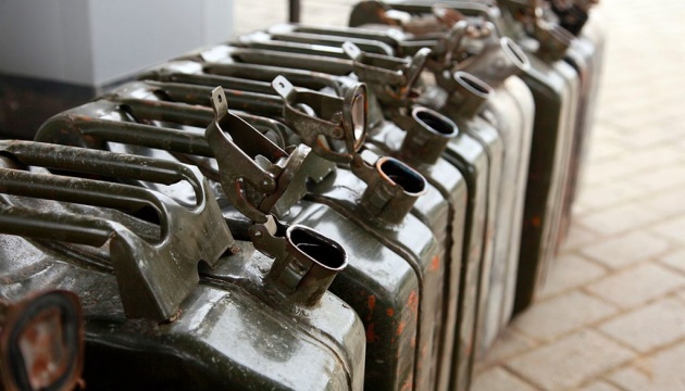 Червоний дизель і зелений бензин: Міноборони вирішило маркувати фарбниками пальне для ЗСУ