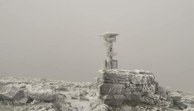 У Карпатах - справжня зима, рятувальники закликають туристів бути обережними в горах