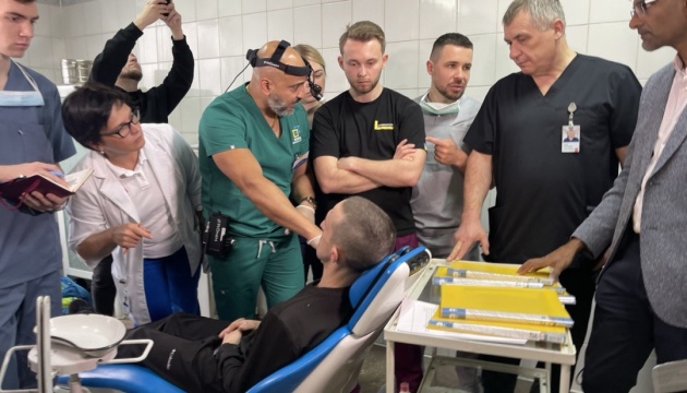 У Львові американські хірурги прооперують військового, який втратив нижню щелепу