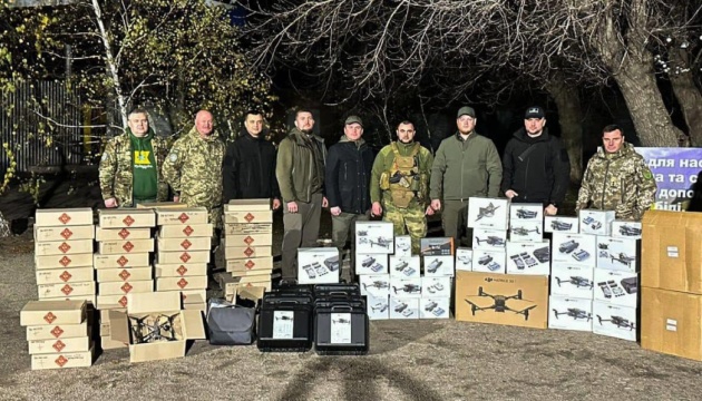 Представники Київщини передали бійцям пікап, дрони та тепловізори