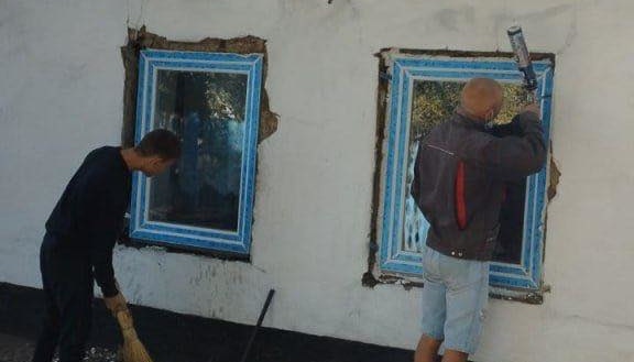 Жителям села на Херсонщині замінили 500 пошкоджених обстрілами вікон