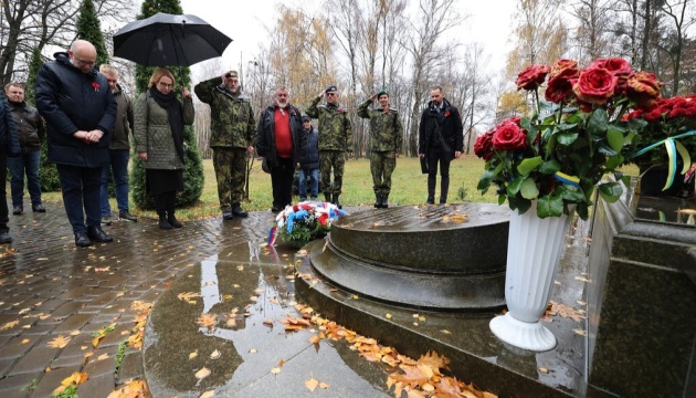 Міністр оборони Чехії вшанувала пам'ять воїнів, що загинули під час визволення Києва у 1943 році