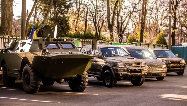 На Дніпропетровщині військовим передали бронемашину та автівки
