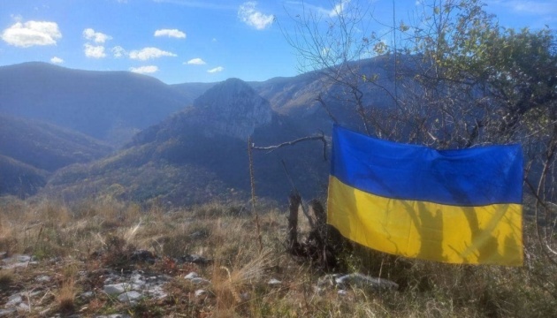Активісти підняли український прапор на горі у Криму