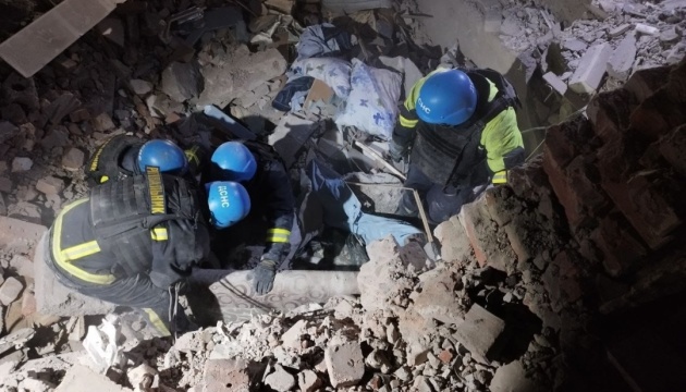 Під завалами у Селидовому можуть бути ще двоє людей - рятувальники