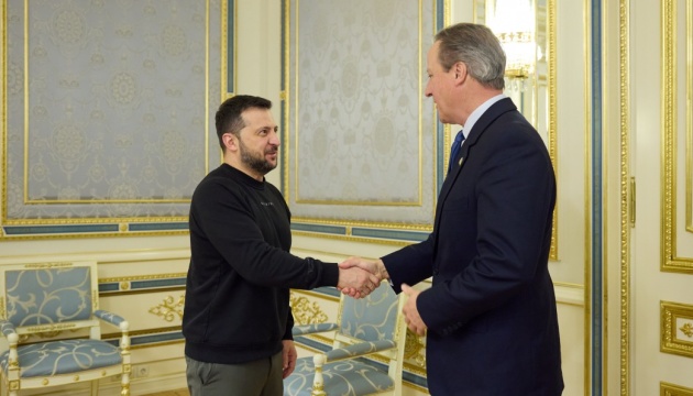 キャメロン新英外相、ウクライナを訪問し、ゼレンシキー宇大統領と会談