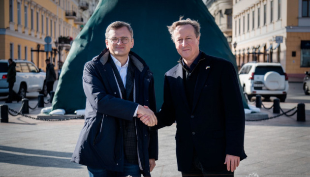 Kuleba y Cameron visitan el puerto de Odesa y discuten las exportaciones de cereales