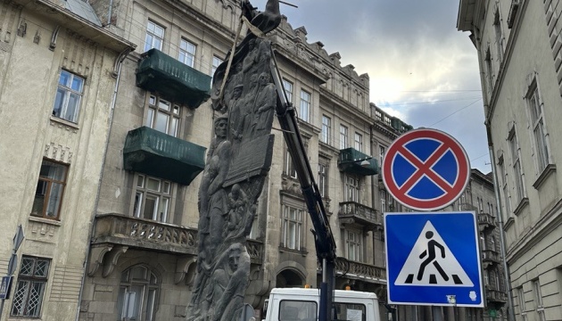 У Львові демонтували два радянські барельєфи