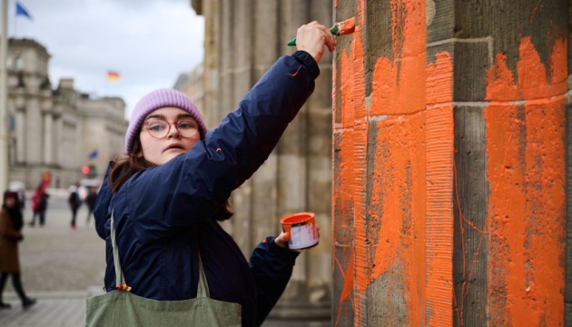 Кліматичні активісти знову зафарбували Бранденбурзькі ворота