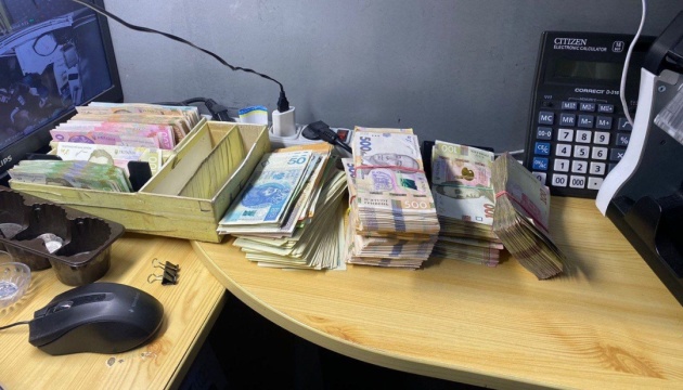 У Києві викрили псевдообмінники, які продавали фальшиві долари