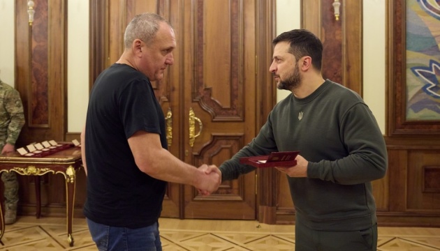 Медійники не дають світу забути про Україну: Зеленський вручив державні нагороди