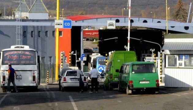 Словацькі перевізники годину блокували кордон із Україною
