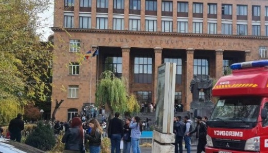 У будівлі Єреванського держуніверситету пролунав вибух, є загиблий