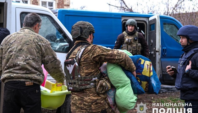 «Білі янголи» евакуювали п’ятьох дітей із Щербинівки на Донеччині