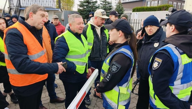 У Луцьку під польським консульством протестують українські перевізники