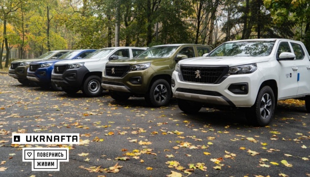 Ukrnafta buys five pickup trucks for Ukrainian paratroopers