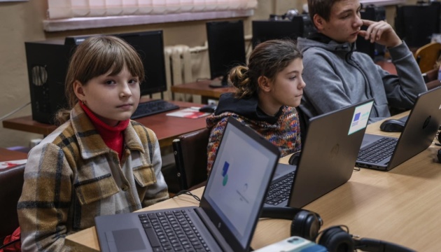 ЮНІСЕФ надав українським школярам майже 29 тисяч ноутбуків