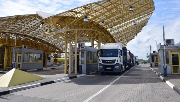 У трьох пунктах пропуску на кордоні з Польщею скупчилися близько 2,8 тисячі вантажівок 