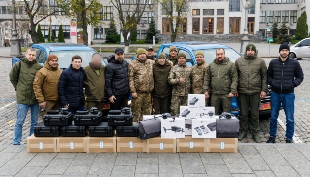 У Харкові передали військовим 92-ї бригади 15 дронів Mavic