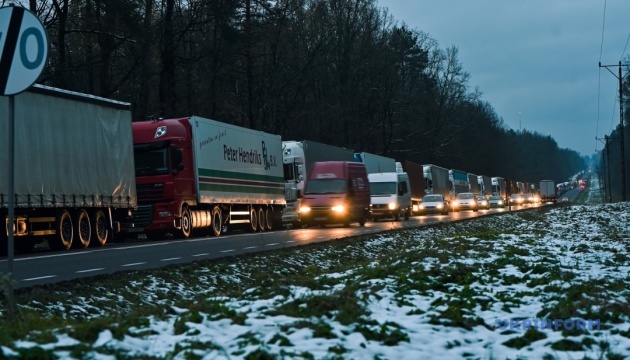 Manifestantes desbloquean el tráfico de camiones en la frontera con Eslovaquia