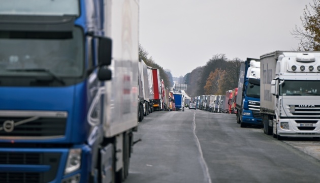 На українсько-польському кордоні в чергах стоять понад 2200 вантажівок