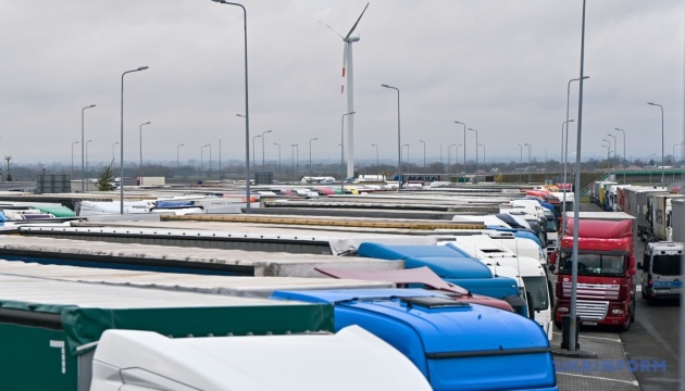 An Grenze zu Polen stauen sich 2.600 Lastwagen 