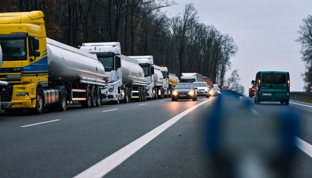 Близько 20 водіїв фур, які застрягли на польському кордоні, хочуть евакуюватися в Україну - Деркач