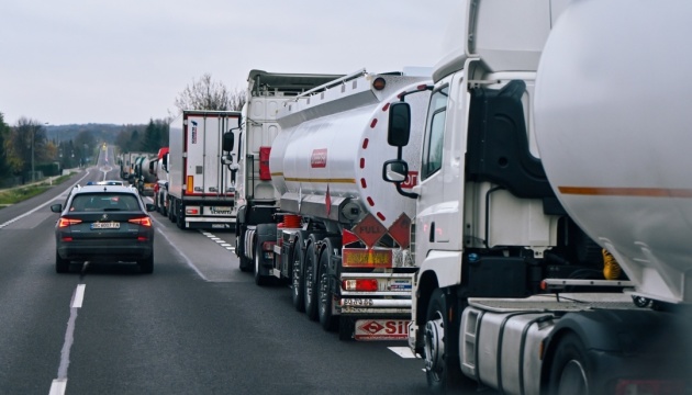 У черзі в бік України через блокування кордону перебуває понад 2,5 тисячі вантажівок