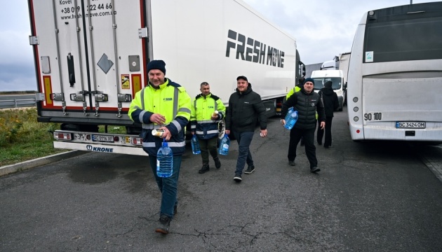 Заблокованим на кордоні у Польщі водіям привезли першу допомогу