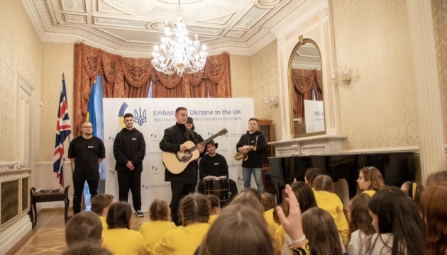 У Посольстві в Лондоні українські діти зустрілися зі співаком Артемом Пивоваровим