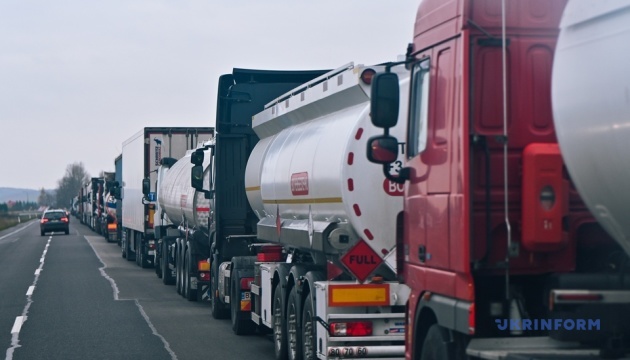 Poles don't let fuel tankers, humanitarian aid into Ukraine