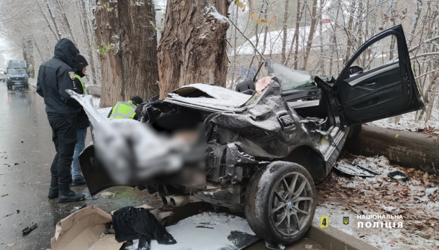У Чернівцях автівка влетіла у дерево, загинули троє юнаків