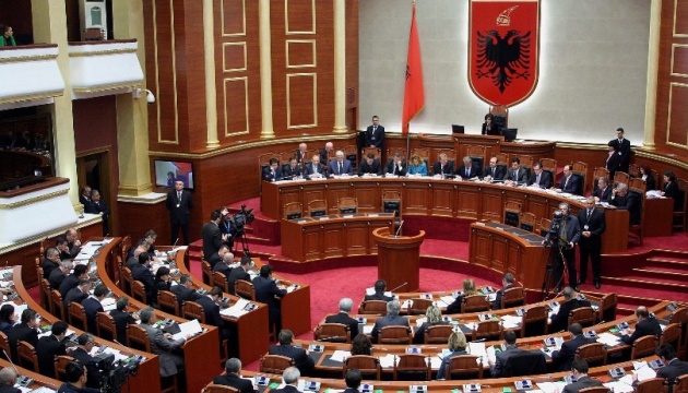 Албанська опозиція влаштувала пожежу в залі парламенту