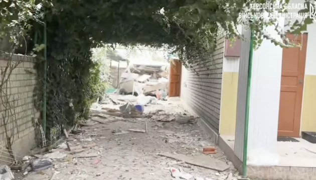 Kherson authorities show consequences of Russia’s morning attack on residential house