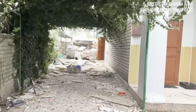 Les autorités ukrainiennes ont partagé une vidéo montrant les conséquences d’une frappe russe sur Kherson 