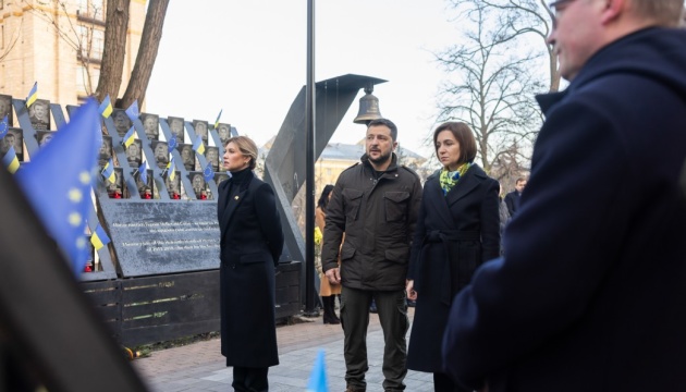 Ukrainian, Moldovan presidents honor those killed during Revolution of Dignity