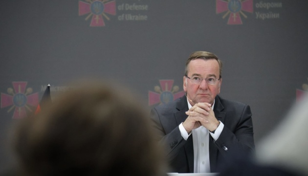 German defense minister announces EUR 1.3B military aid package for Ukraine
