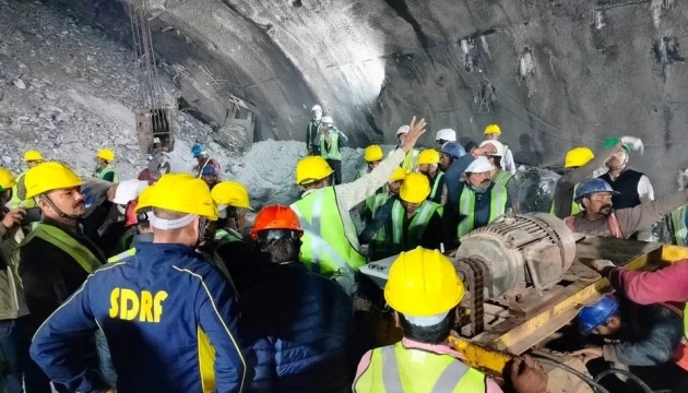 Індійські робітники понад тиждень заблоковані у тунелі після обвалу - з'явилися перші кадри