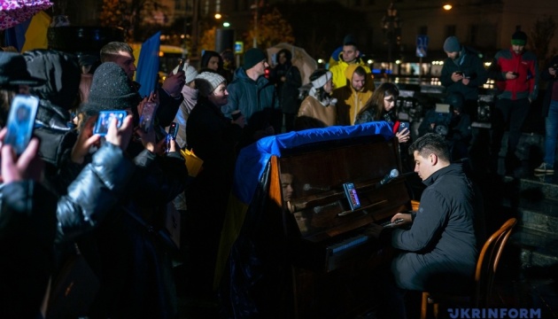 У центрі Львова під акомпанемент фортепіано звучали пісні Майдану 