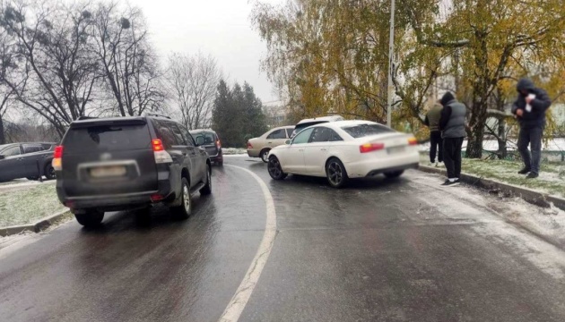 В Україні через сніжну погоду в ДТП загинули троє людей