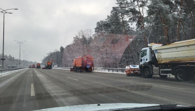 На Київщині проїзд є на всіх напрямках, 186 одиниць спецтехніки очищують дороги від снігу