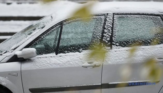 Водіїв попереджають про погіршення погоди - на дорогах сніг та ожеледиця