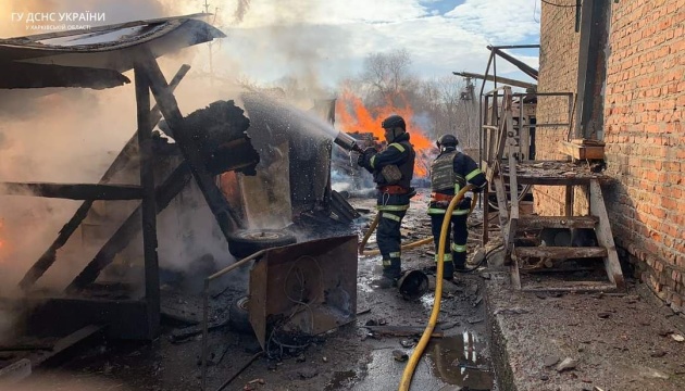 Russische Invasoren beschießen Wowtschansk, ein Unternehmen geht in Flammen auf