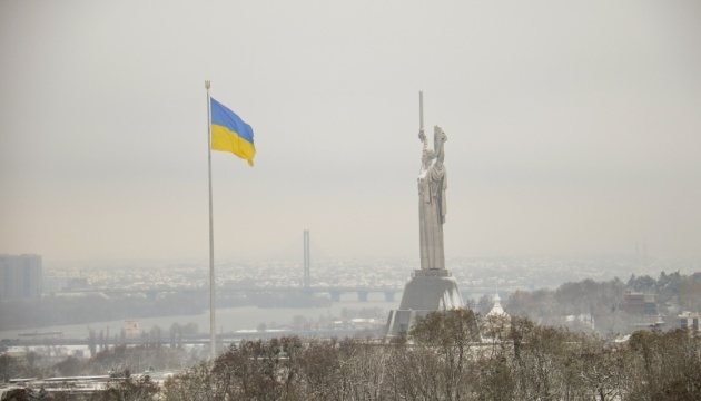 У Києві негода пошкодила найбільший прапор країни