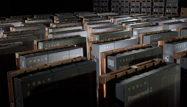 Прифронтові області отримали понад 300 систем зберігання енергії Tesla Powerwall